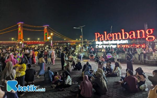 Thumbnail Berita - Jelang Malam Tahun Baru, Pelataran BKB Palembang Dikerumuni Lautan Manusia