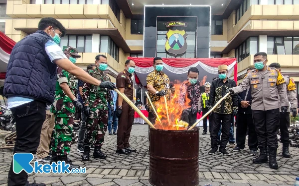 Foto Kapolresta Sidoarjo Kombespol Christian Tobing bersama Forkopimdan dan undangan membakar barang bukti kejahatan dengan membakarnya di halaman Mapolresta Sidoarjo. (Foto: Dimas Maulana/Ketik.co.id)