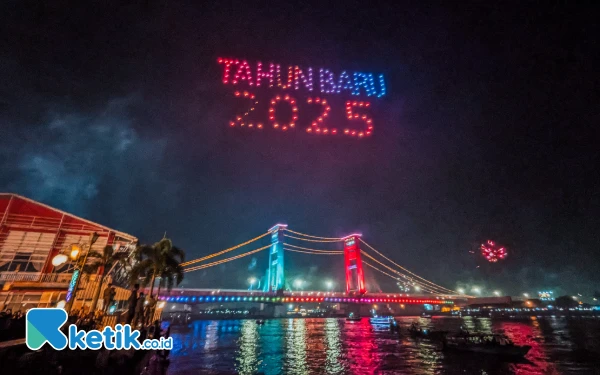 Thumbnail Sekitar 15 menit sebelum hitung mundur, Pemerintah Kota Palembang menggelar pentas drone di langit Sungai Musi. Sebanyak 12 formasi drone mewarnai langit pada malam hari itu, mulai dari formasi logo Pemerintah Kota Palembang dan diakhiri dengan formasi bertuliskan "Tahun Baru 2025". (Foto: Wisnu Akbar Prabowo/Ketik.co.id)