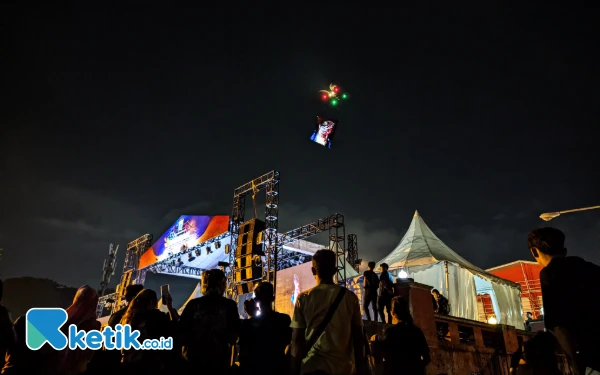 Thumbnail Masyarakat menyaksikan pertunjukan "Drone LED Vision" yang menayangkan video seputar keberagaman Kota Palembang, Selasa 31 Desember 2024. (Foto: Wisnu Akbar Prabowo/Ketik.co.id)