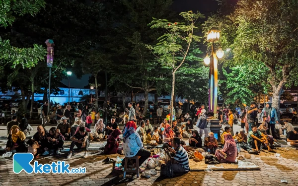 Thumbnail Masyarakat telah ramai menunggu detik-detik pergantian baru sejak matahari terbenam di Pelataran Benteng Kuto Besak Palembang. Sebagian dari mereka bahkan membawa alas duduk sendiri sembari menunggu pergantian tahun. (Foto: Wisnu Akbar Prabowo/Ketik.co.id)