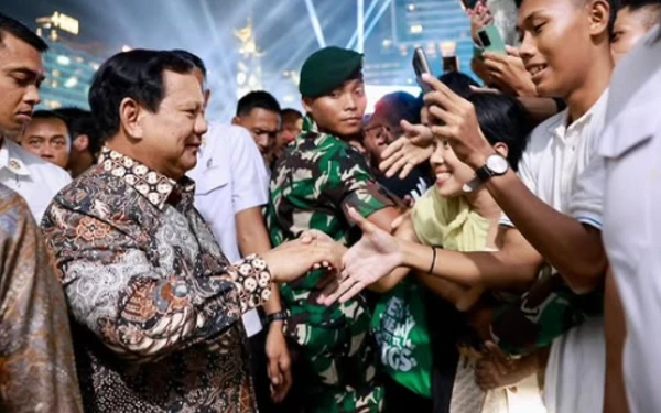 Thumbnail Setelah Prabowo hadir, detik-detik pergantian tahun 2025 pun tiba. Warga yang hadir menyambut dengan riuh yang dibarengi dengan letupan bertubi-tubi kembang api yang dinyalakan ke udara. (Foto: IG Prabowo)