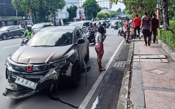 Thumbnail Berita - HRV Tabrak Ojol dan Becak di Jalan Basuki Rahmat Surabaya, Satu Orang Tewas