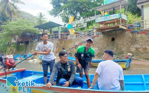 Foto Wisatawan tampak sumringah saat akan menyusuri Sungai Maron menuju Pantai Ngiroboyo. (Foto: Al Ahmadi/Ketik.co.id)