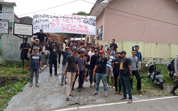 Thumbnail Berita - Warga Blokir Akses Jalan Menuju Galian Pasir di Serang, Aparat Desa Bantah Beri Rekomendasi