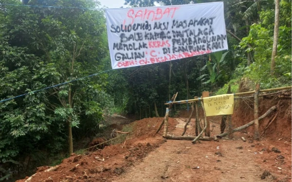 Foto Akses lokasi proyek galian diblokir. (Foto; warga/ketik.co.id