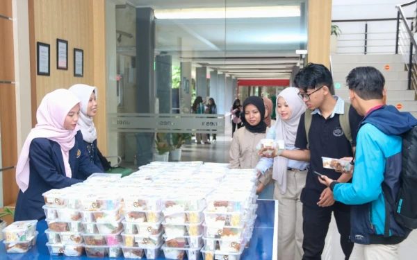 Thumbnail Berita - Unesa Bagikan 2000 Porsi Sarapan Gratis Bagi Mahasiswa yang Mengikuti UAS