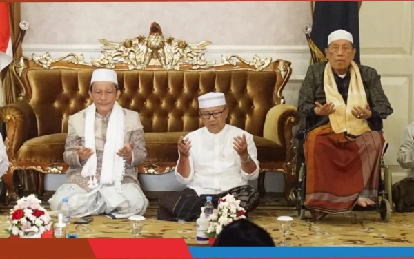 Thumbnail Hadir dalam pengajian ini Bupati Cianjur H. Herman Suherman, Ketua MUI Kabupaten Cianjur KH Abdul Rauf, para alim ulama, perangkat daerah dan warga masyarakat yang ada di sekitar area Pendopo (Foto: Humas Pemkab Cianjur)