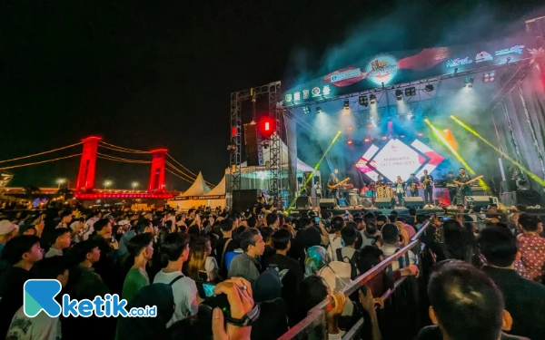 Foto Pemerintah Kota Palembang menggelar Festival Jazz Internasional Suara Musi yang bertempat di Pelataran Benteng Kuto Besak, Sabtu malam, 30 November 2024. Festival Jazz ini menjadi salah satu agenda internasional yang digelar di Kota Palembang. (Foto: Wisnu Akbar Prabowo/Ketik.co.id)