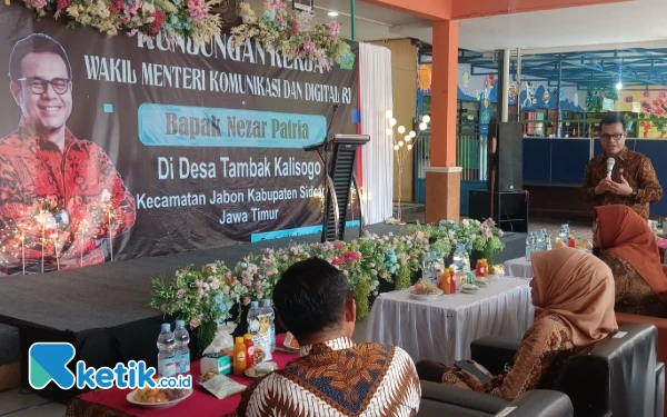 Foto Wamen Komdigi Nezar Patria menyampaikan kesan positif dan kesiapannya membantu mewujudkan digital village di Kabupaten Sidoarjo. (Foto: Fathur Roziq/Ketik.co.id)