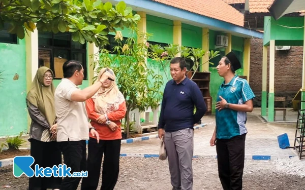 Foto Ketua Komisi D Dhamroni Chudlori (kiri) dan anggota Komisi D Sutadji berdiskusi dengan guru-guru dan kepala sekolah SDN Sidodi. (Foto: Komisi D DPRD Sidoarjo for Ketik.co.id)