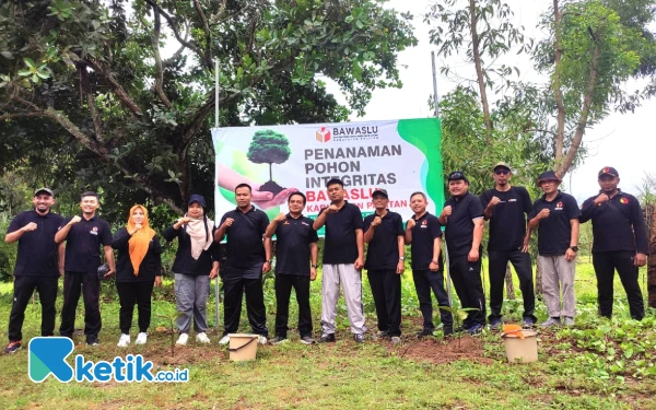 Foto Jajaran Panwascam se-Kabupaten Pacitan berfoto bersama setelah acara penanaman Pohon Integritas. (Foto: Al Ahmadi/Ketik.co.id)