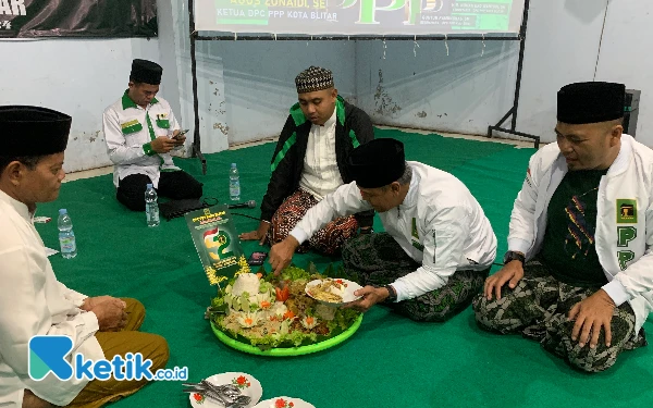 Foto Agus Zunaidi bersama dengan Nuhan, Guntur, dan pengurus DPC PPP Kota Blitar saat prosesi potong tumpeng, Minggu 5 Januari 2025. (Foto: Favan/ketik.co.id)