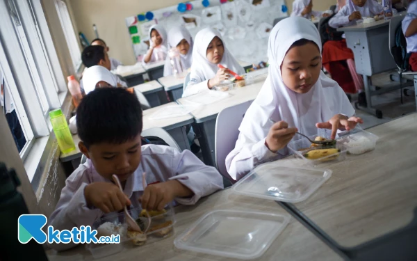 Foto Siswa-siswi SDN 25 Palembang sedang menikmati makan bergizi gratis, Senin 6 Januari 2025. (Foto: Wisnu Akbar Prabowo/Ketik.co.id)