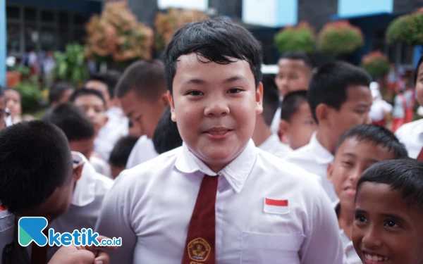 Foto Vathan Kusuma Dinata, 11 tahun, siswa kelas 5B SDN 25 Kota Palembang menganggap porsi yang diberikan terlalu sedikit. (Foto: Wisnu Akbar Prabowo/Ketik.co.id)