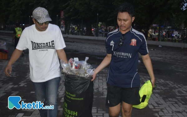 Thumbnail Berita - Aksi Deltamania Bersih-Bersih Sampah di Stadion Gelora Delta Sidoarjo