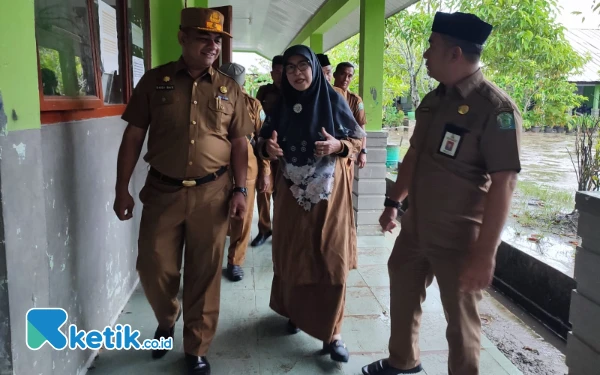 Foto Kadis Pendidikan Firmanudin, Mendampingi Pj Sekda Simeulue saat Melaksanakan Sidak (Helman/Ketik.co.id)