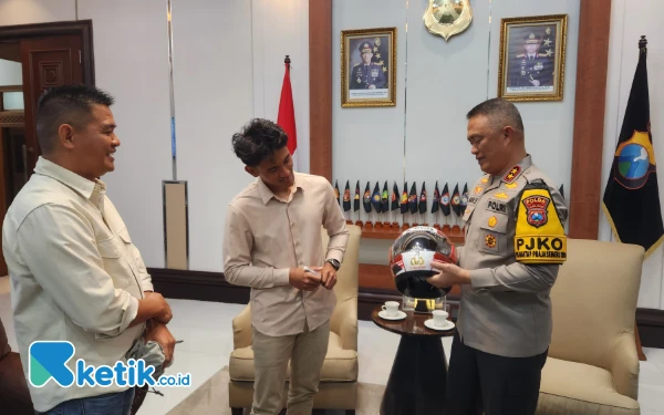 Foto Mario Aji bersama manajernya Kiagus Firdaus memberikan cendera mata kepada Kapolda Jatim Irjen Pol Imam Sugianto di Mapolda Jatim, Rabu 7 Januari 2025. (Foto: Dok. Ketik.co.id)