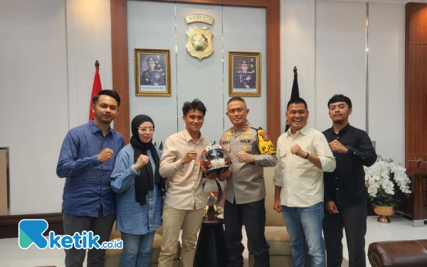 Foto Mario Aji beserta keluarga dan manajer Kiagus Firdaus bersama Kapolda Jatim Irjen Pol Imam Sugianto di Mapolda Jatim, Rabu 7 Januari 2025. (Foto: Dok. Ketik.co.id)