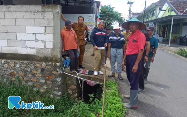 Foto Bersama-sama Tim PUPR mencatat faktor penyebab kondisi aliran air drainase yang kerap memicu genangan banjir. (Foto: Al Ahmadi/Ketik.co.id)