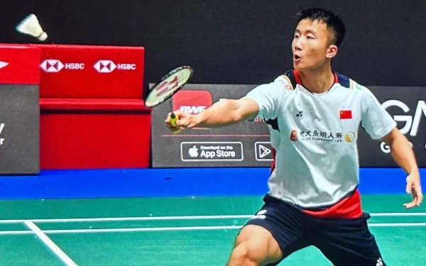 Foto Lu Guang Zhou tunggal putra China melaju ke babak 16 besar Malaysia Opn 2025 setelah kandaskan Leong Jun Hao (Malaysia). (Foto: BWF)