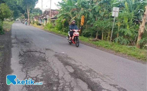 Foto Salahsatu titik kerusakan ruas Jalan Tempel - Klangon yang terjadi di wilayah Kapanewon Tempel. (Foto: Abdul Aziz / Ketik.co.id)