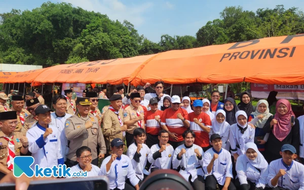 Foto Foto bersama Kwarda Jatim, OPD Pemprov Jatim saat melaksanakan program MBG di Jember. (Foto: Tim Ketik.co.id)