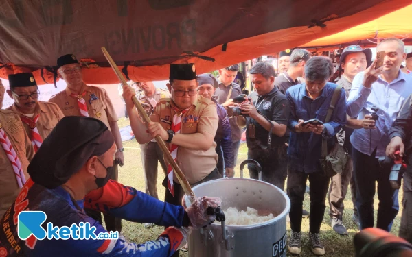 Foto Pj Gubernur Jawa Timur Adhy Karyono saat ikut memasak di Dapur Umum. (Foto: Tim Ketik.co.id)