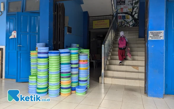 Foto Wadah makanan yang telah digunakan oleh siswa-siswi SD Negeri 25 Kota Palembang tertumpuk di lorong utama gedung sekolah, Rabu 8 Januari 2025. (Foto: Wisnu Akbar Prabowo/Ketik.co.id)