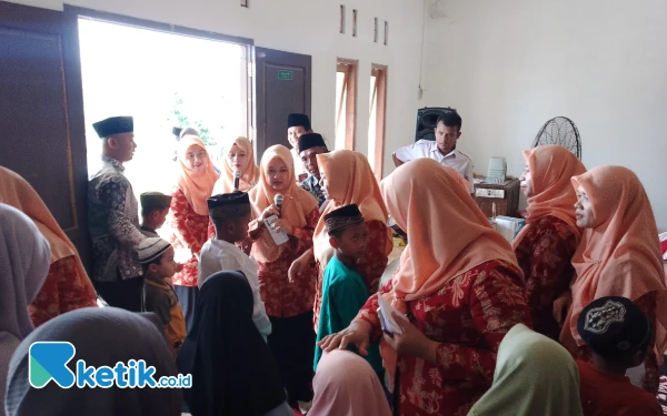 Foto Dharma Wanita UIN 1 Tulungagung saat memberikan santunan kepada anak-anak  yatim piatu. (Foto : Sugeng/ketik.co.id)