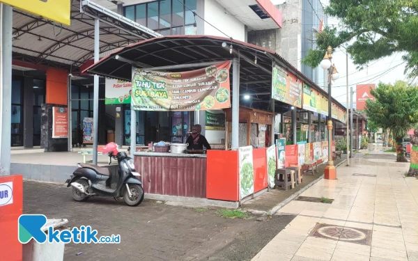 Foto Potret pedagang kuliner di Pasar Sawo Pacitan yang minim pembeli. Hanya dua lapak yang buka sejak pagi hingga siang hari. (Foto: Al Ahmadi/Ketik.co.id)