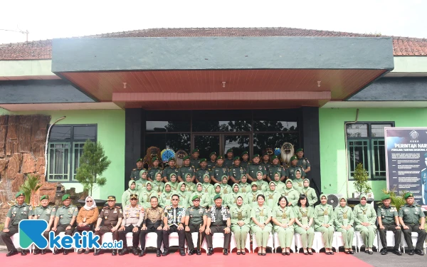 Foto Danrem 072/Pamungkas didampingi  Dandim Sleman foto bersama Forkopimda Sleman dan jajaran Kodim 0732/Sleman. (Foto: Fajar Rianto / Ketik.co.id)