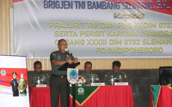 Foto Danrem 072/Pamungkas Brigjen TNI Bambang Sujarwo, SH, MSos, MM saat menyampaikan arahannya. (Foto: Pendim Sleman / Ketik.co.id)