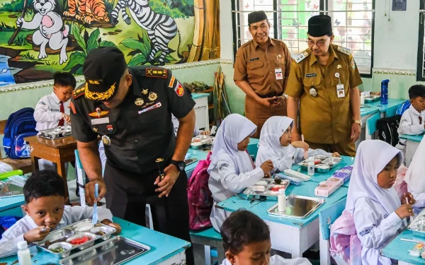 Foto Kodim 0705/Magelang membantu dalam pengawasan dan pendistribusian MBG. (Foto: Humas Kota Magelang / Ketik.co.id)