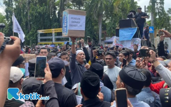 Foto Massa mengepung kantor wali kota Cilegon. (Foto; Umam/ketik.co.id)