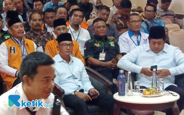 Foto Pasangan terpilih, Indrata Nur Bayuaji dan Gagarin Sumrambah tampak hadir menyaksikan prosesi pleno KPU. (Foto: Al Ahmadi/Ketik.co.id)