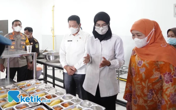 Foto Gubernur (Terpilih) Jatim Khofifah Indar Parawansa melihat menu makanan bergizi gratis di Dapur Program Makan Bergizi Gratis di Satuan Pelayanan Pemenuhan Gizi (SPPG) Kabupaten Sidoarjo. (Foto: Kominfo Sidoarjo)