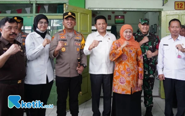 Foto Plt Bupati Subandi-Khofifah Indar Parawansa bersama Kapolresta Sidoarjo Kombespol Christian Tobing dan Dandim 0816/Sidoarjo Letkol Inf Dedyk Wahyu Widodo SSos bersama para pejabat lainnya. (Foto: Kominfo Sidoarjo)