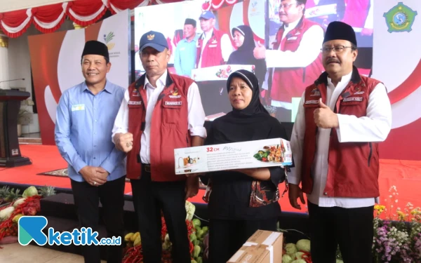 Foto Mensos Saifullah Yusuf (kanan) bersama perwakilan keluarga penerima manfaat, Wakil Menteri Sosial (Wamensos) Agus Jabo Priyono, serta Plt Bupati Sidoarjo Subandi. (Foto: Kominfo Sidoarjo)