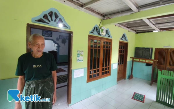 Foto Sadari saat menunjukkan teras Masjid Baiturrohim. (Foto: Al Ahmadi/Ketik.co.id)