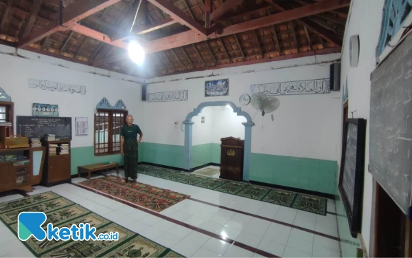 Foto Sadari saat menunjukkan ruang ibadah Masjid Baiturrohim. (Foto: Al Ahmadi/Ketik.co.id)