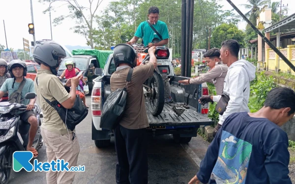 Thumbnail Berita - Kawasaki Ninja Tabrak Mobilio di Pacitan, Pemotor Patah Tangan Kaki