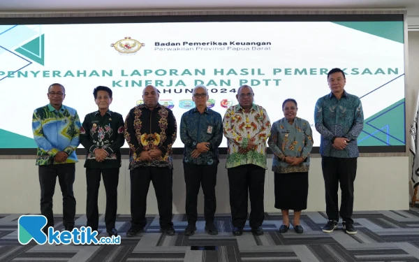 Foto Bupati Freddy Thie foto bersama kegiatan Laporan Hasil Pemeriksaan semester II di aula kantor BPK Propinsi Papua Barat Manokwari (foto Humas Pemkab Kaimana/Ketik.co.id)