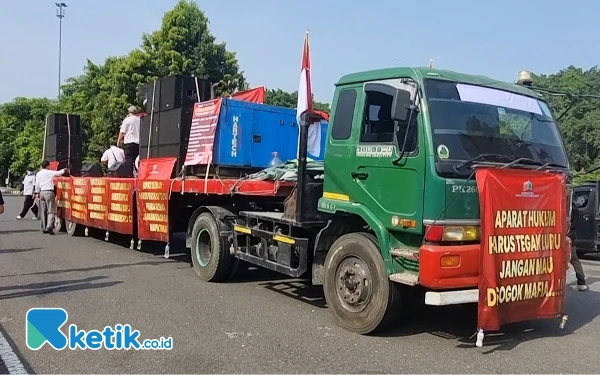 Foto Aksi yang dilakukan  P3-SRS Apartemen Malioboro City, di Pemkab Sleman sebelumnya kerap menarik perhatian. Salahsatunya menggunakan truk trailer tronton roda 18 sepanjang 16 meter. (Foto: Fajar Rianto / Ketik.co.id)