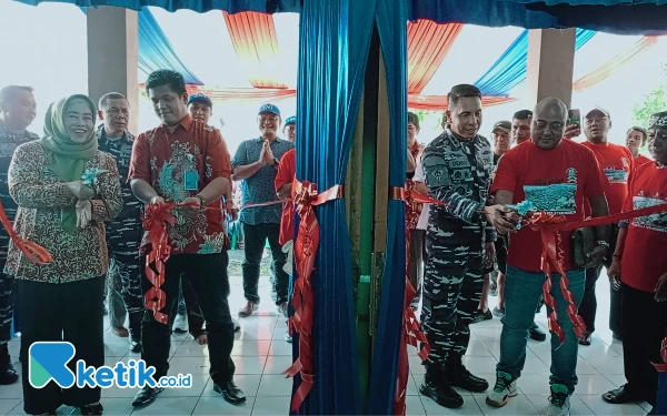 Foto Pemotongan pita, oleh Ketua SNI Cilacap, Danlanal Cilacap, Kepala PPSC Cilacap dan Pimpinan PSDKP Cilacap menandai di bukanya makan bergizi gratis menu serba ikan. (Foto: Nani Eko/ for ketik.co.id)