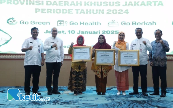 Foto Direktur Eksekutif Rumah Sosial Kutub, Suhito dan Wakil Kepala Dinas Pendidikan Provinsi DKI Jakarta, Purwosusilo serta perwakilan guru dalam acara Monev Program Sekolah Tersenyum di Jakarta ( Foto Dok Rumah Sosial Kutub for Ketik.co.id)