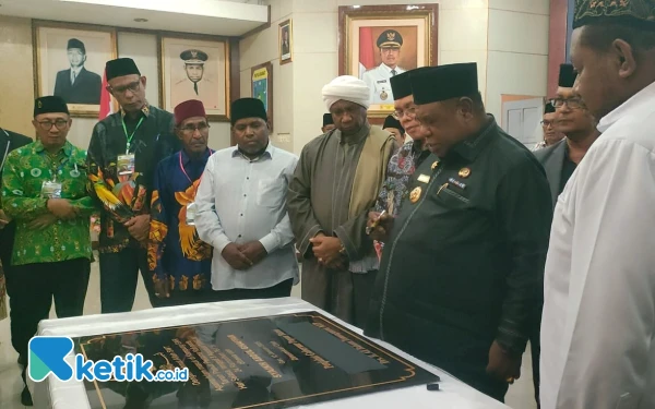 Foto Proses penandatanganan plakat oleh Pj gubernur Papua Barat Drs. H. Ali Baham Temongmere di gedung Winder Tuare Kota Fak-Fak. (Foto:Zaid Kilwo/Ketik.co.id)