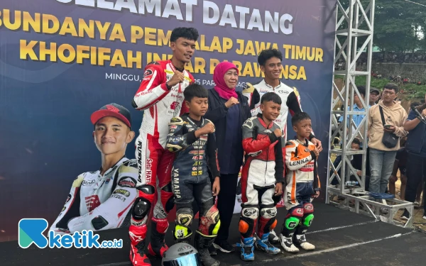 Foto Khofifah Indar Parawansa bersama Mario Aji, Adenanta, dan para rider cilik Magetan di sirkuit Parang, 12 Januari 2025. (Foto: Dok. Ketik.co.id)