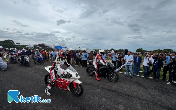 Foto Mario Aji bersama para undangan melakukan test ride dilepas oleh Ketua Umum KONI Jatim M. Nabil di Sirkuit Parang, Magetan, 12 Januari 2025. (Foto: Dok. Ketik.co.id)