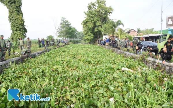 Foto Kondisi Afvour Kendung, Desa Candi Pari, Kecamatan Porong, penuh enceng gondok dan sampah. (Foto: Sigit Kominfo Sidoarjo).